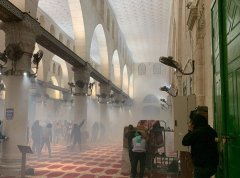巴以在耶路撒冷爆发冲突：以方使用催泪弹 至少152人受伤